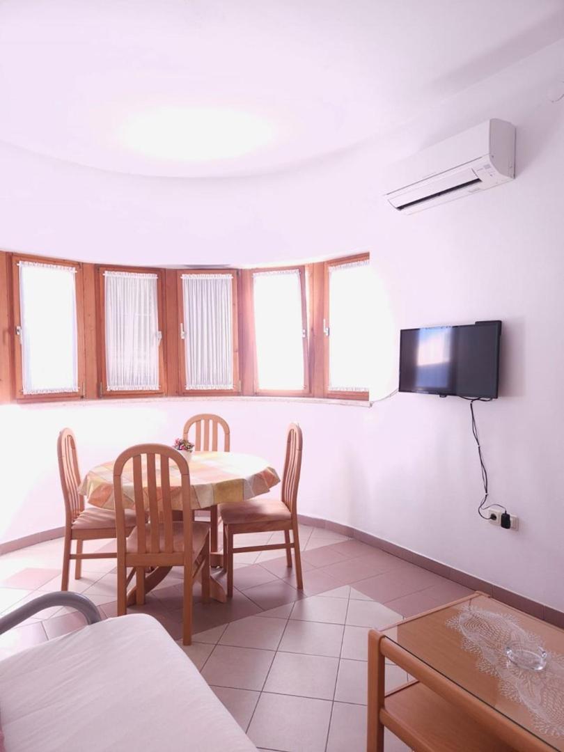 Lorena Apartments In Pola Esterno foto